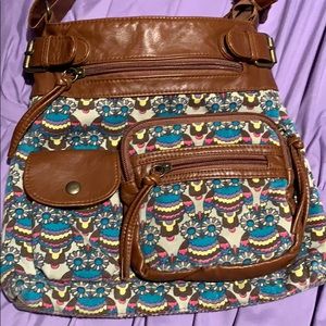 Fashionable shoulder bag.